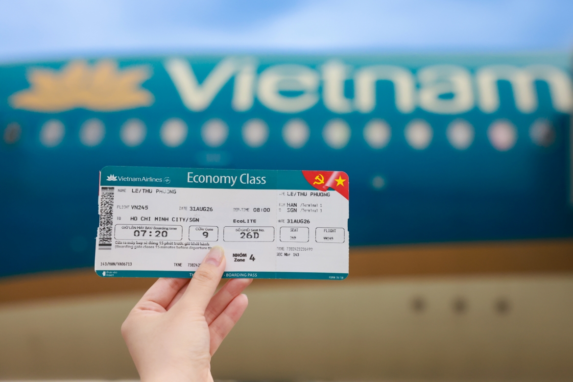 cac thi sinh hoa hau viet nam va hanh khach hat mung quoc khanh 2 9 tren may bay hinh anh 4