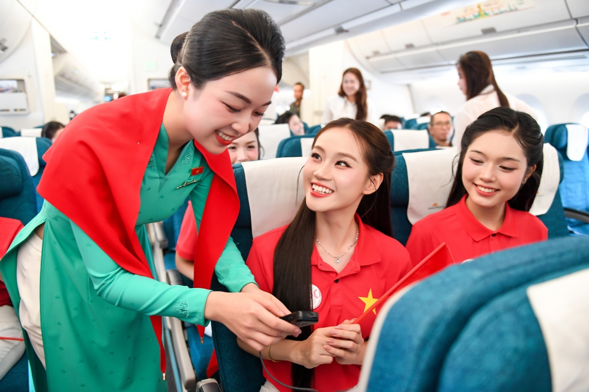 cac thi sinh hoa hau viet nam va hanh khach hat mung quoc khanh 2 9 tren may bay hinh anh 5