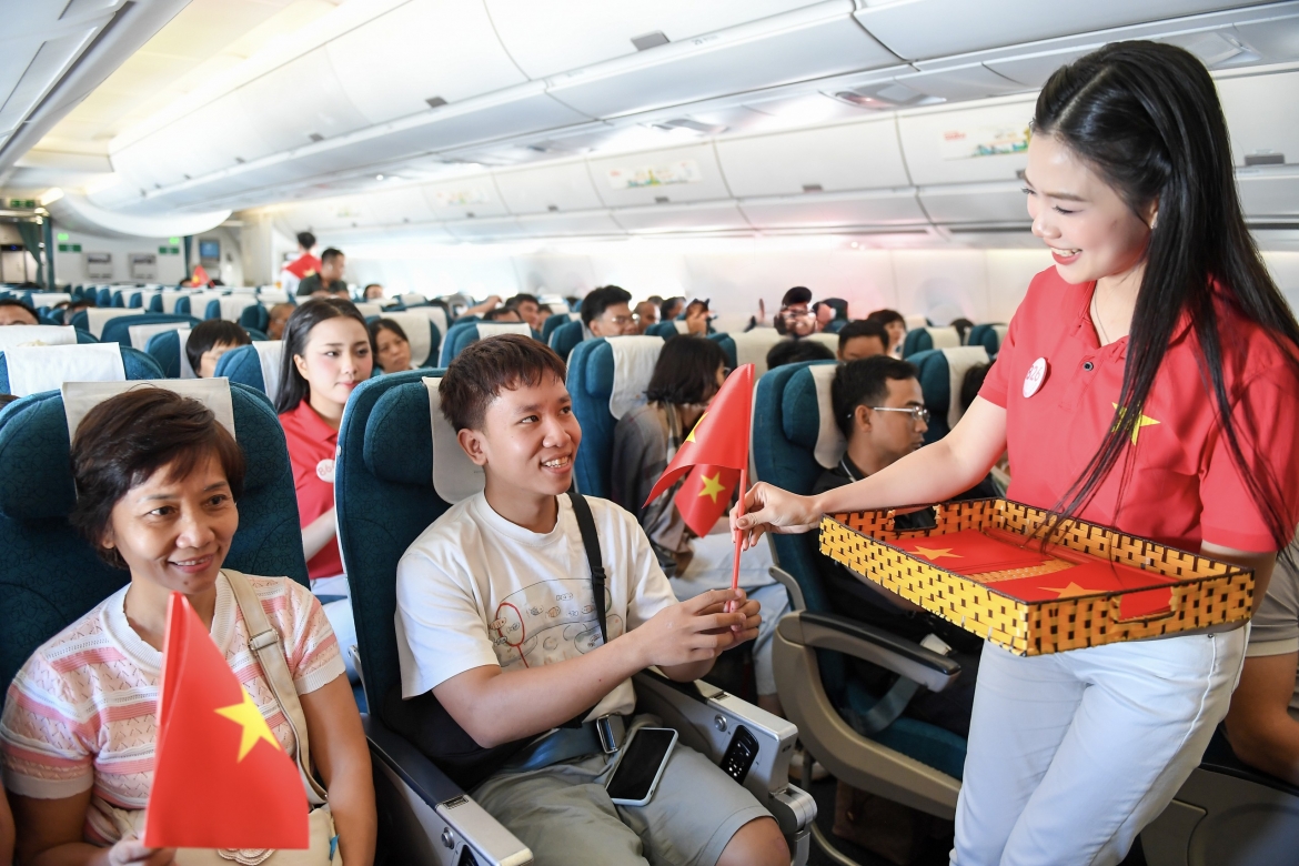 cac thi sinh hoa hau viet nam va hanh khach hat mung quoc khanh 2 9 tren may bay hinh anh 6