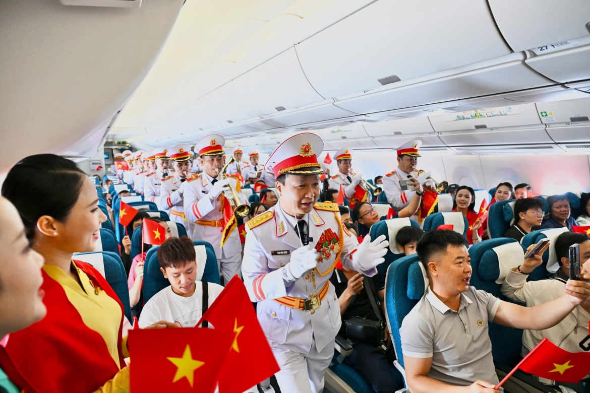 cac thi sinh hoa hau viet nam va hanh khach hat mung quoc khanh 2 9 tren may bay hinh anh 7