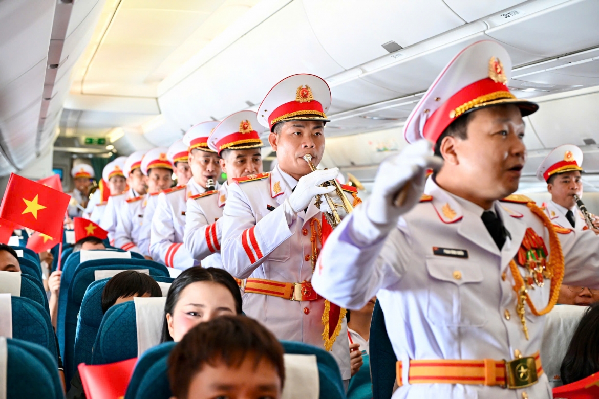 cac thi sinh hoa hau viet nam va hanh khach hat mung quoc khanh 2 9 tren may bay hinh anh 8