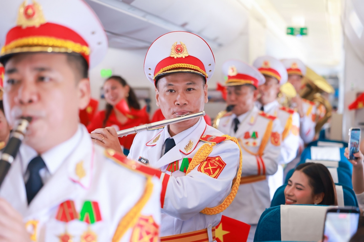 cac thi sinh hoa hau viet nam va hanh khach hat mung quoc khanh 2 9 tren may bay hinh anh 9