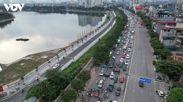 Lưu lượng xe về Hà Nội tăng cao, CSGT cho xe đi ngược chiều cao tốc