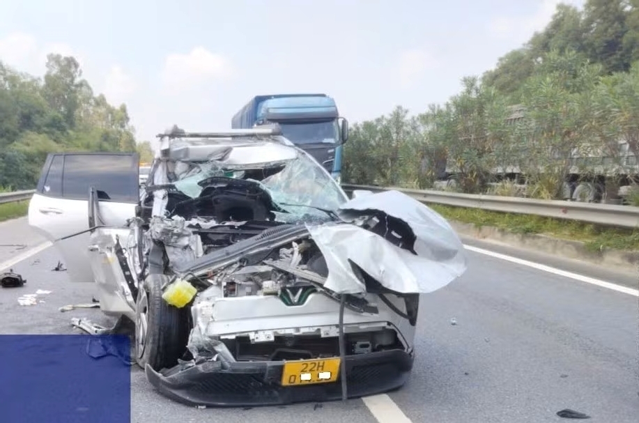 Xe con vỡ nát sau cú đâm vào đuôi xe đầu kéo trên cao tốc Nội Bài - Lào Cai