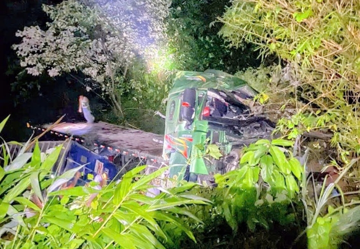 Xe đầu kéo lao vào hộ lan trên Quốc lộ 49, tài xế tử vong