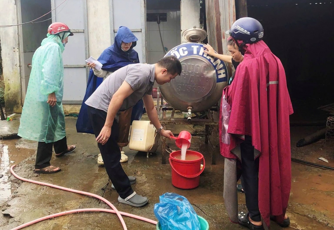 hoc sinh vung ngap lut quang tri tro lai truong sau mua lu hinh anh 5