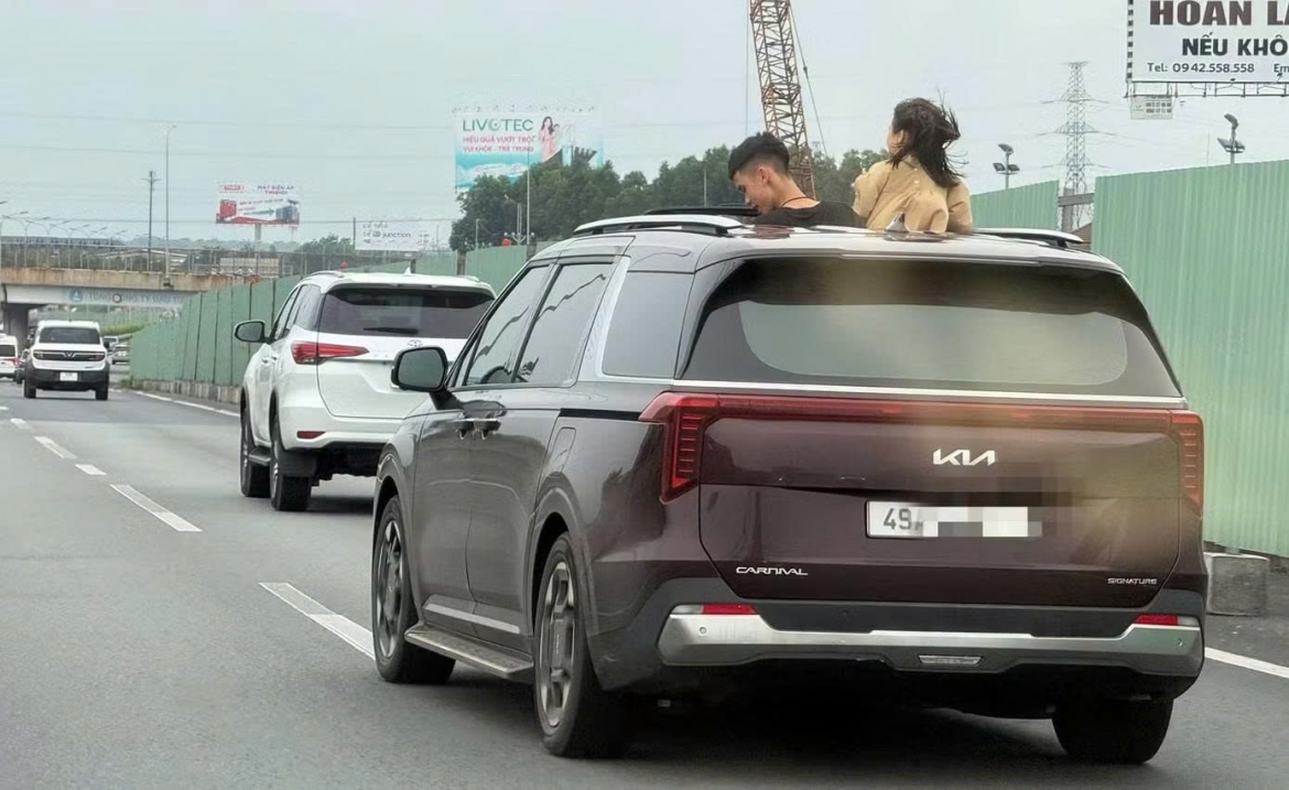 xu phat nu tai xe cho tre hong gio khi dang luu thong tren cao toc hinh anh 1