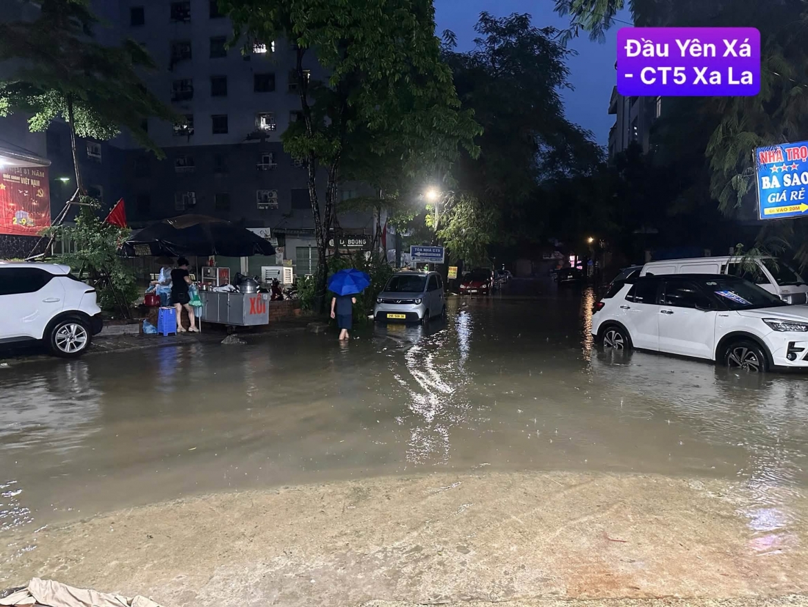 mua lon suot dem, nhieu tuyen duong o ha noi lai ngap sau hinh anh 13