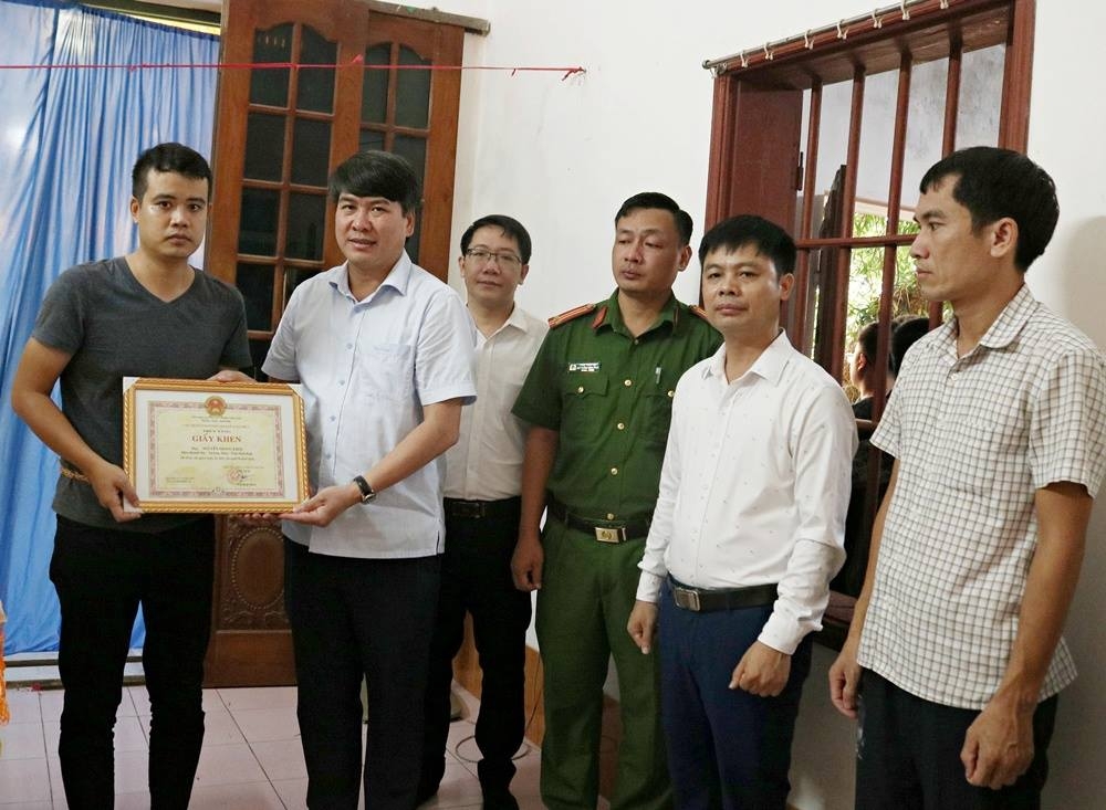 Truy tặng giấy khen người đàn ông dũng cảm cứu 2 cháu nhỏ đuối nước ở Ninh Bình