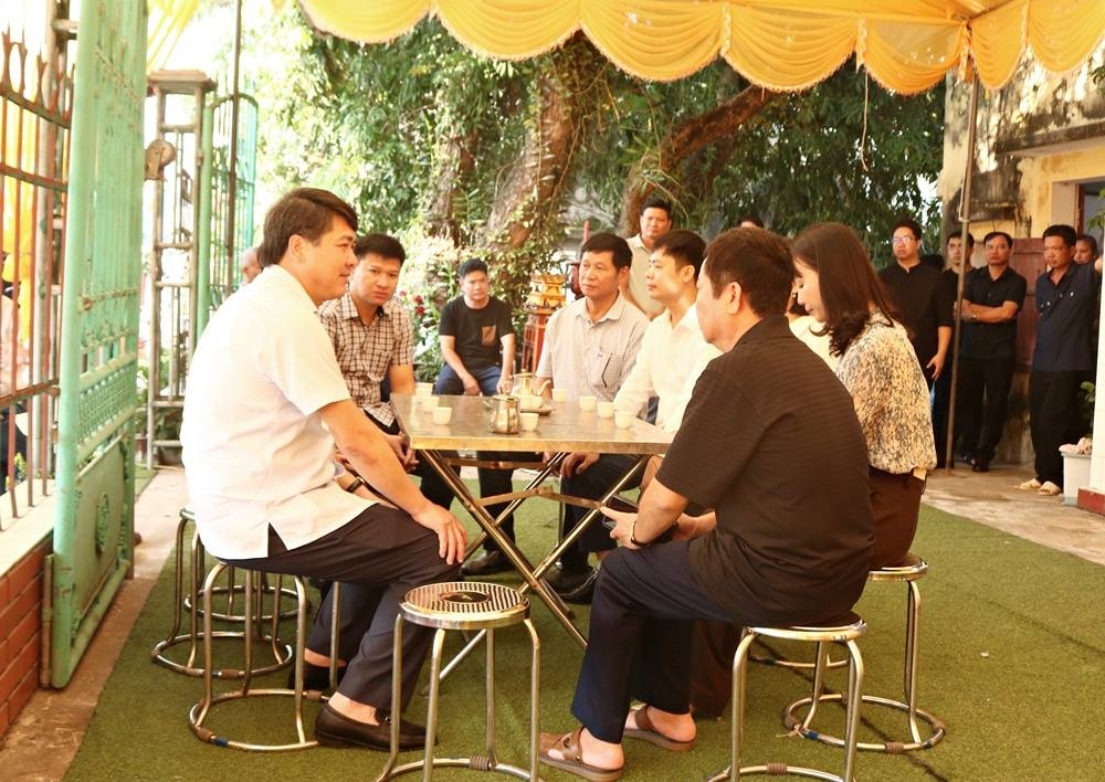 truy tang giay khen nguoi dan ong dung cam cuu 2 chau nho duoi nuoc o ninh binh hinh anh 2