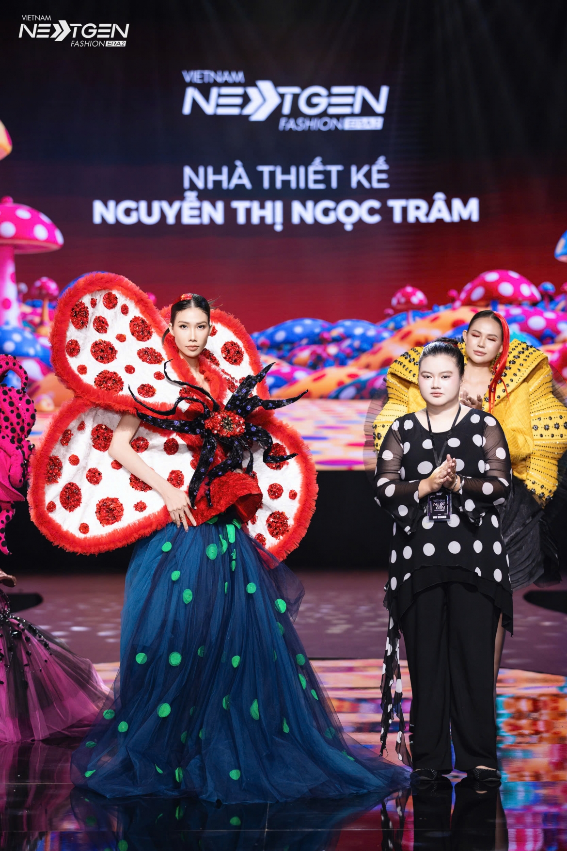 lan khue hoa quy co co do, hoa hau quynh anh lam co dau tren san dien hinh anh 16