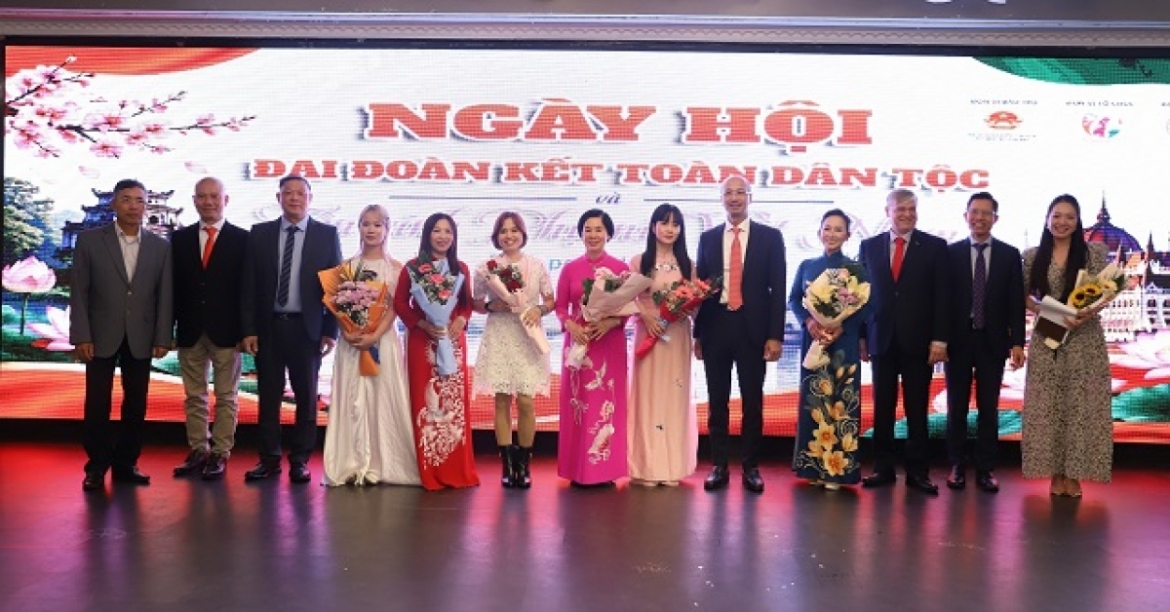 ts. phan bich thien Dieu gan ket nguoi viet xa que la y thuc coi nguon hinh anh 14