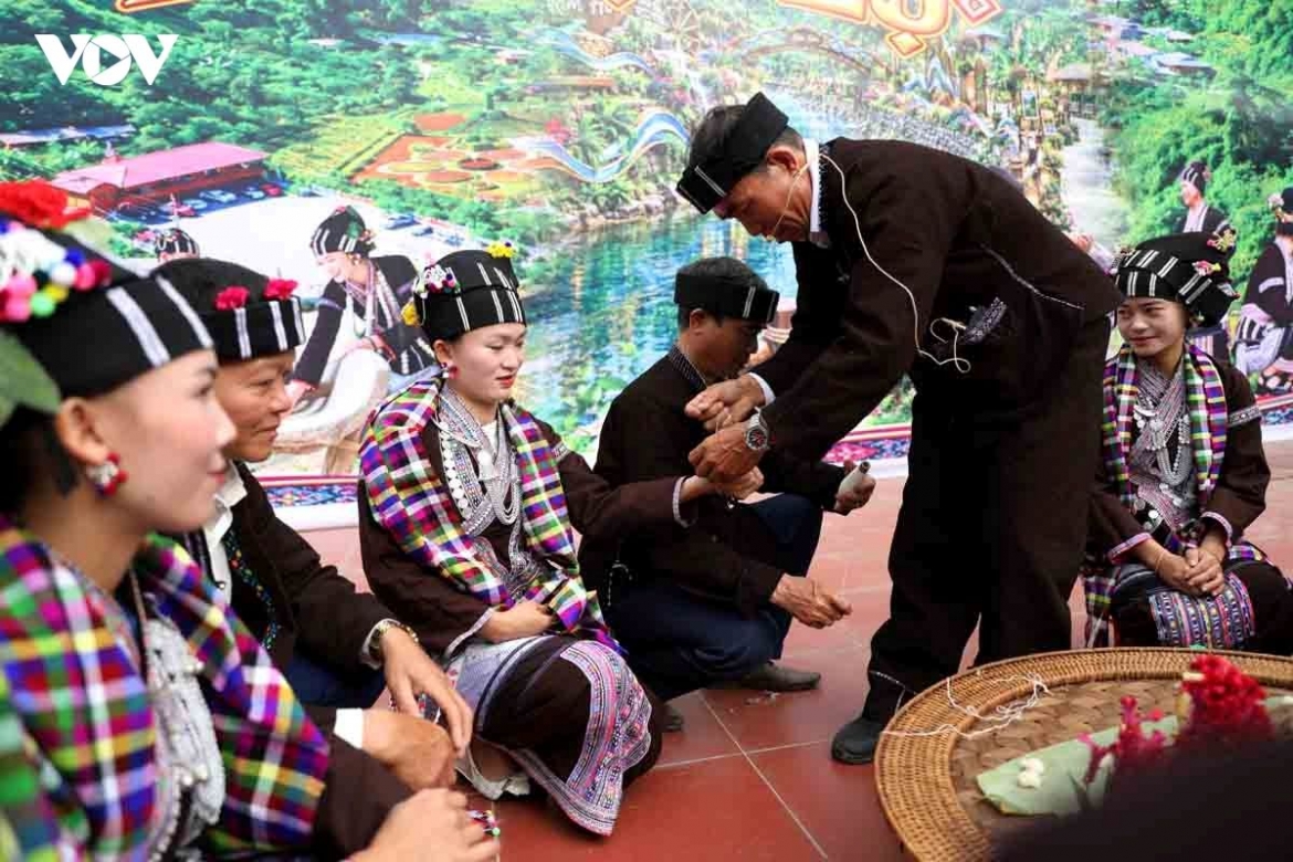 su khon khoai the lu people s ritual to honour the buffalo picture 13