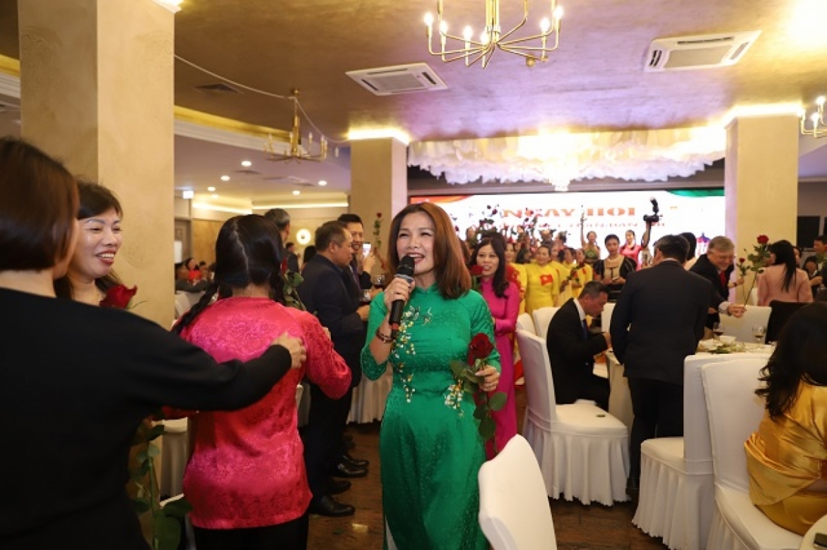 ts. phan bich thien Dieu gan ket nguoi viet xa que la y thuc coi nguon hinh anh 17