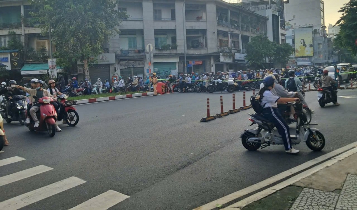 Do cay lon tai trung tam tp.hcm vao gio cao diem, giao thong un tac nghiem trong hinh anh 2