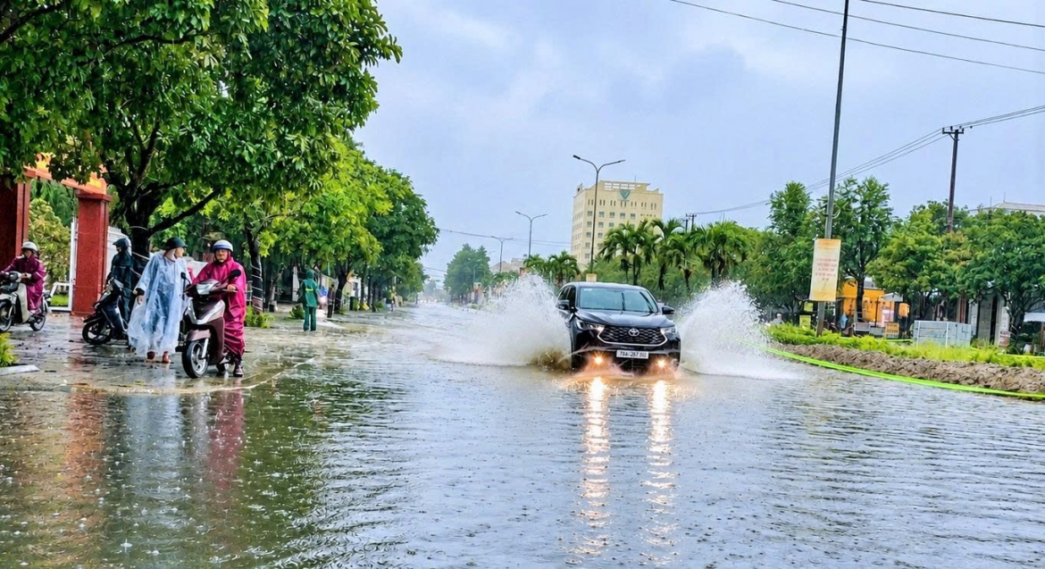 mua lon, nhieu tuyen duong phia nam Da nang ngap nuoc hinh anh 3