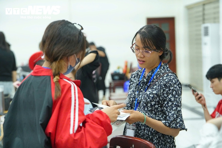 nguoi dan ong hon 10 nam chup anh cuoi mien phi cho cac cap vo chong ngheo hinh anh 5