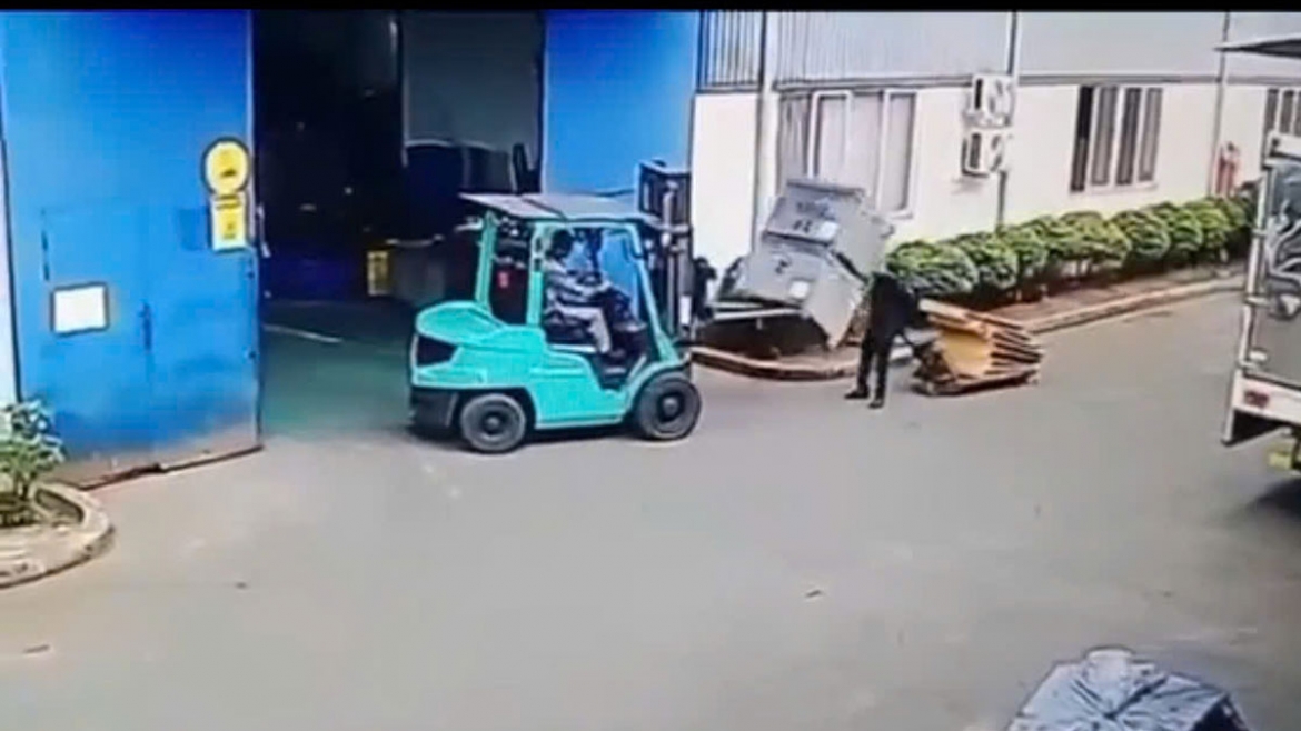 xe nang roi thung hang de nam cong nhan tu vong o tp.hcm hinh anh 1