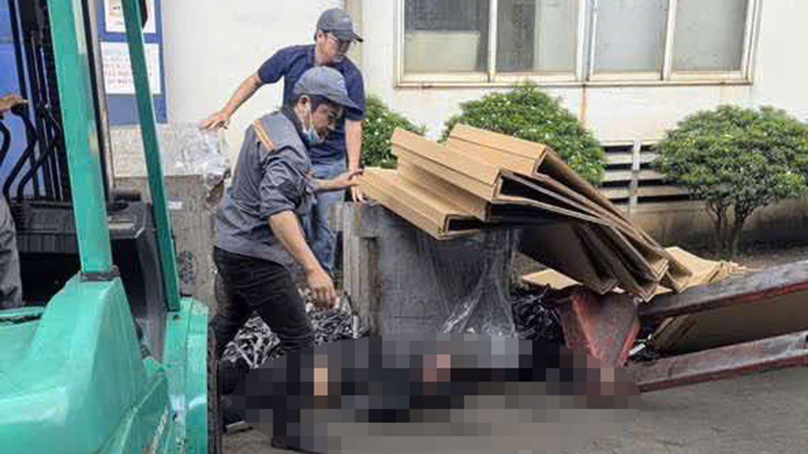 xe nang roi thung hang de nam cong nhan tu vong o tp.hcm hinh anh 2