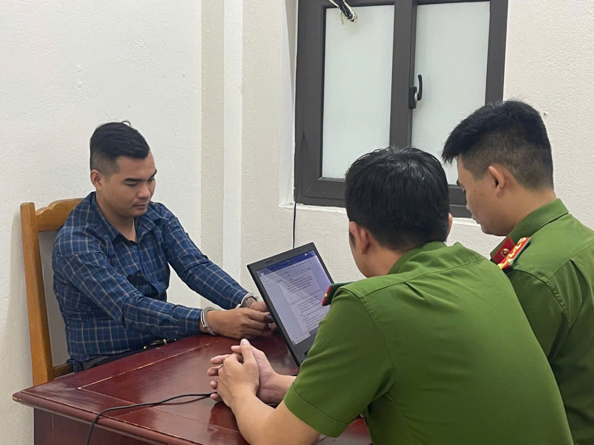 danh tinh hai doi tuong cam kiem co thu 9 gio tren mai nha o thanh hoa hinh anh 1