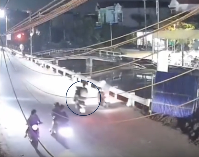 nam thanh nien khong doi mu bao hiem, boc dau xe may o ninh binh bi tich thu xe hinh anh 1