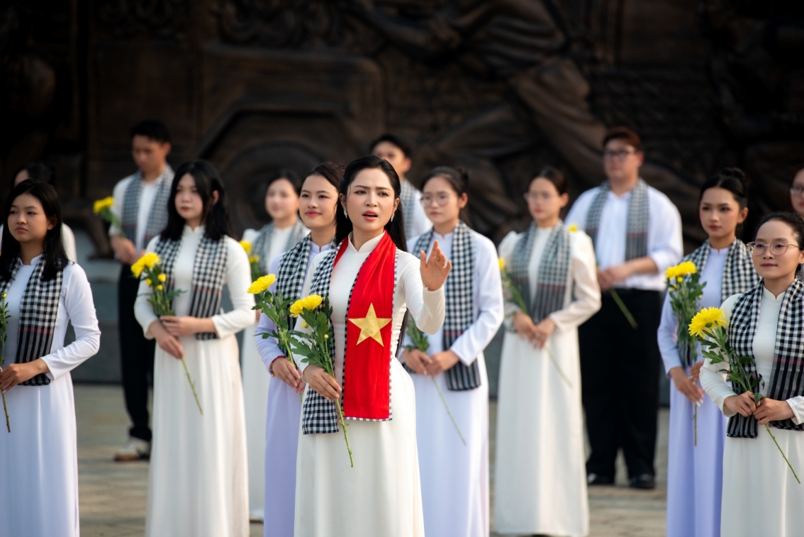 Nguyễn Duyên Quỳnh rơi nước mắt với ca khúc mới của Nguyễn Văn Chung