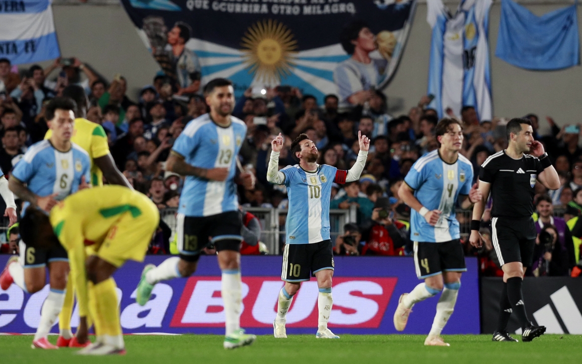 lionel messi vua ghi ban vua kien tao, bat khoc trong tran chia tay Dt argentina hinh anh 11