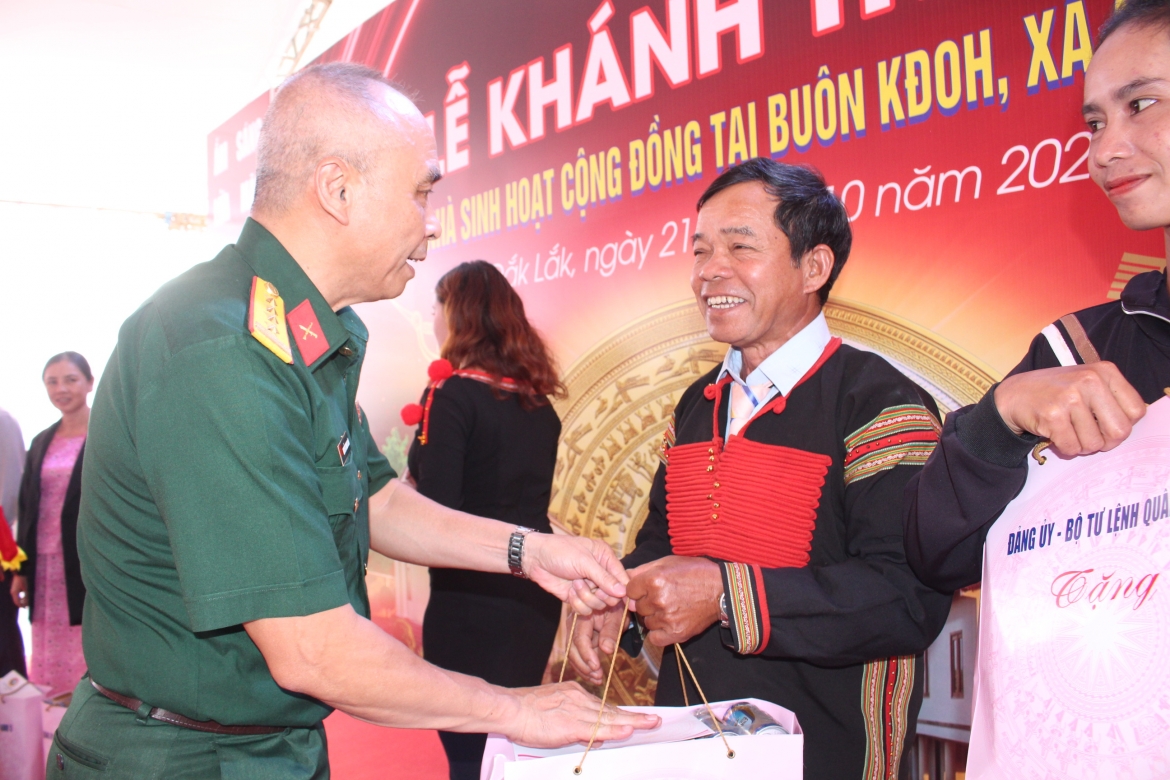 quan khu 5 ban giao 2 nha sinh hoat cong dong tai Dak lak hinh anh 2