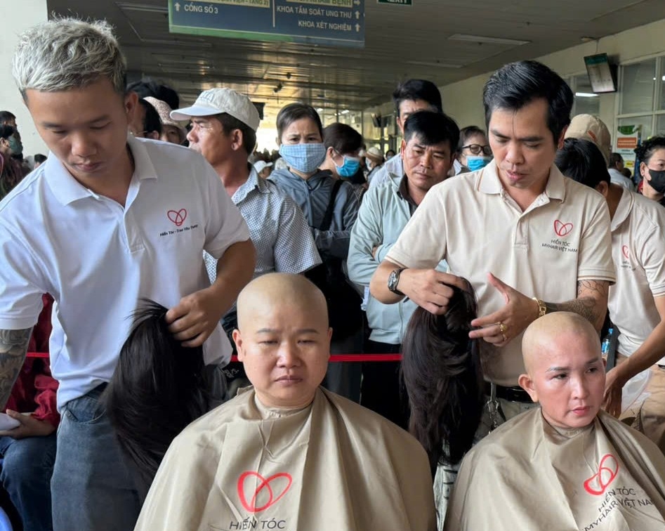 trao 200 bo toc tu nguon hien tang cong dong cho benh nhan ung thu hinh anh 1