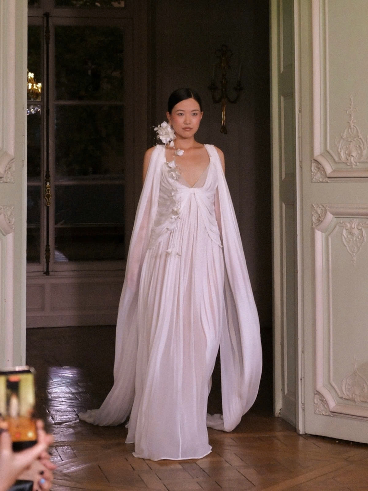 lua bao loc va ky uc co do len san dien tuan le thoi trang paris hinh anh 7