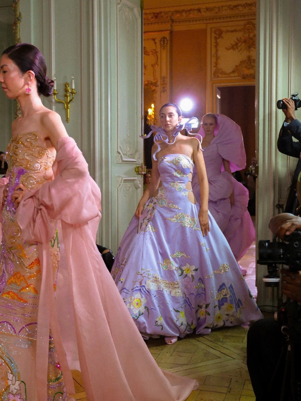 lua bao loc va ky uc co do len san dien tuan le thoi trang paris hinh anh 6