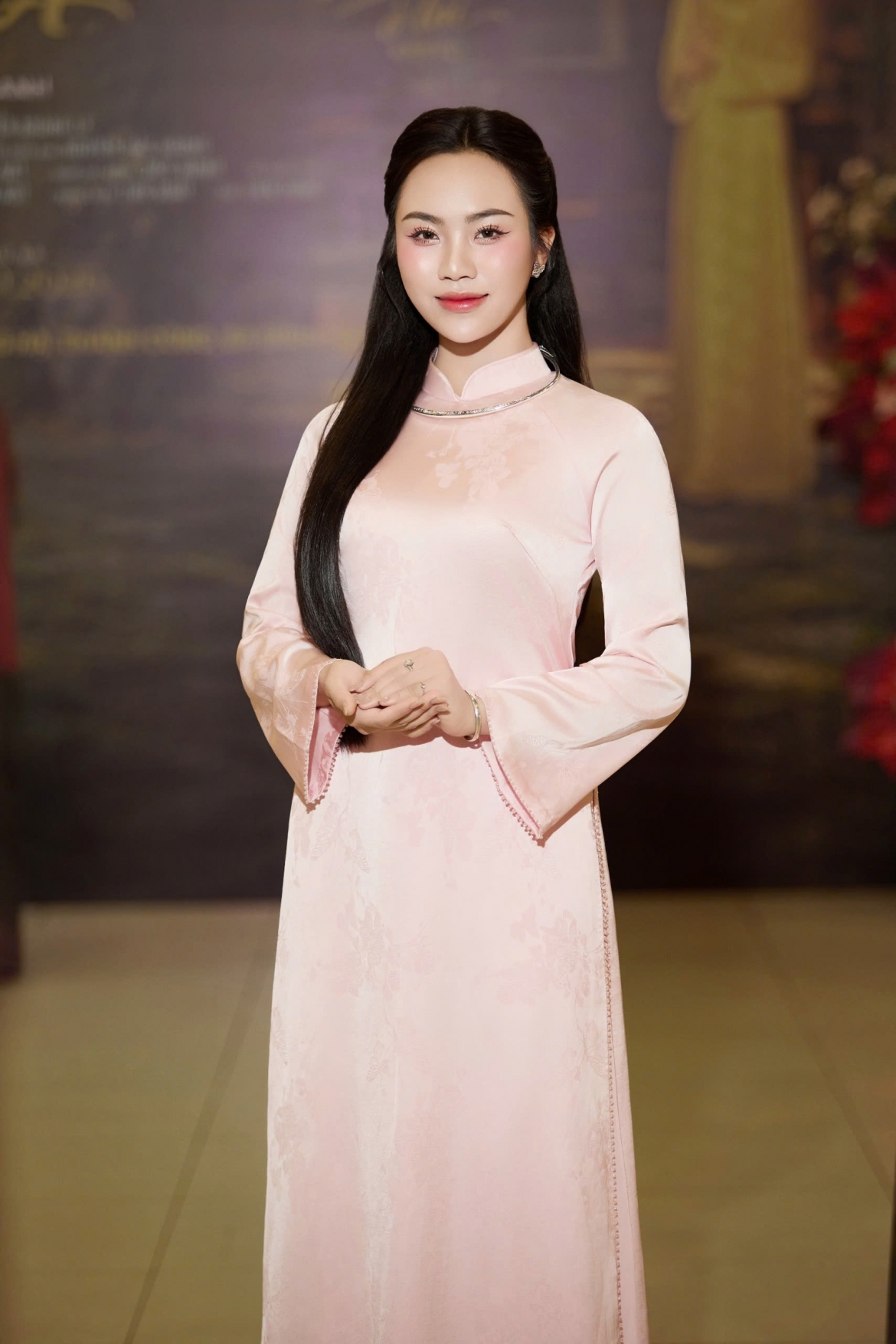 Giải Nhất Tiếng hát Hà Nội 22 tuổi vay tiền bố mẹ, cô giáo để làm album tiền tỷ