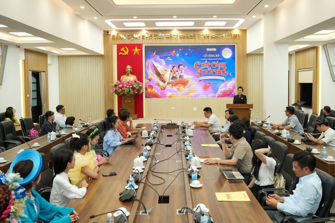 nsnd xuan bac, tu long cung dan nghe si mang the gioi tuoi tho len san khau hinh anh 1