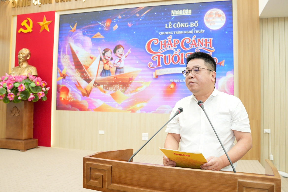 nsnd xuan bac, tu long cung dan nghe si mang the gioi tuoi tho len san khau hinh anh 2