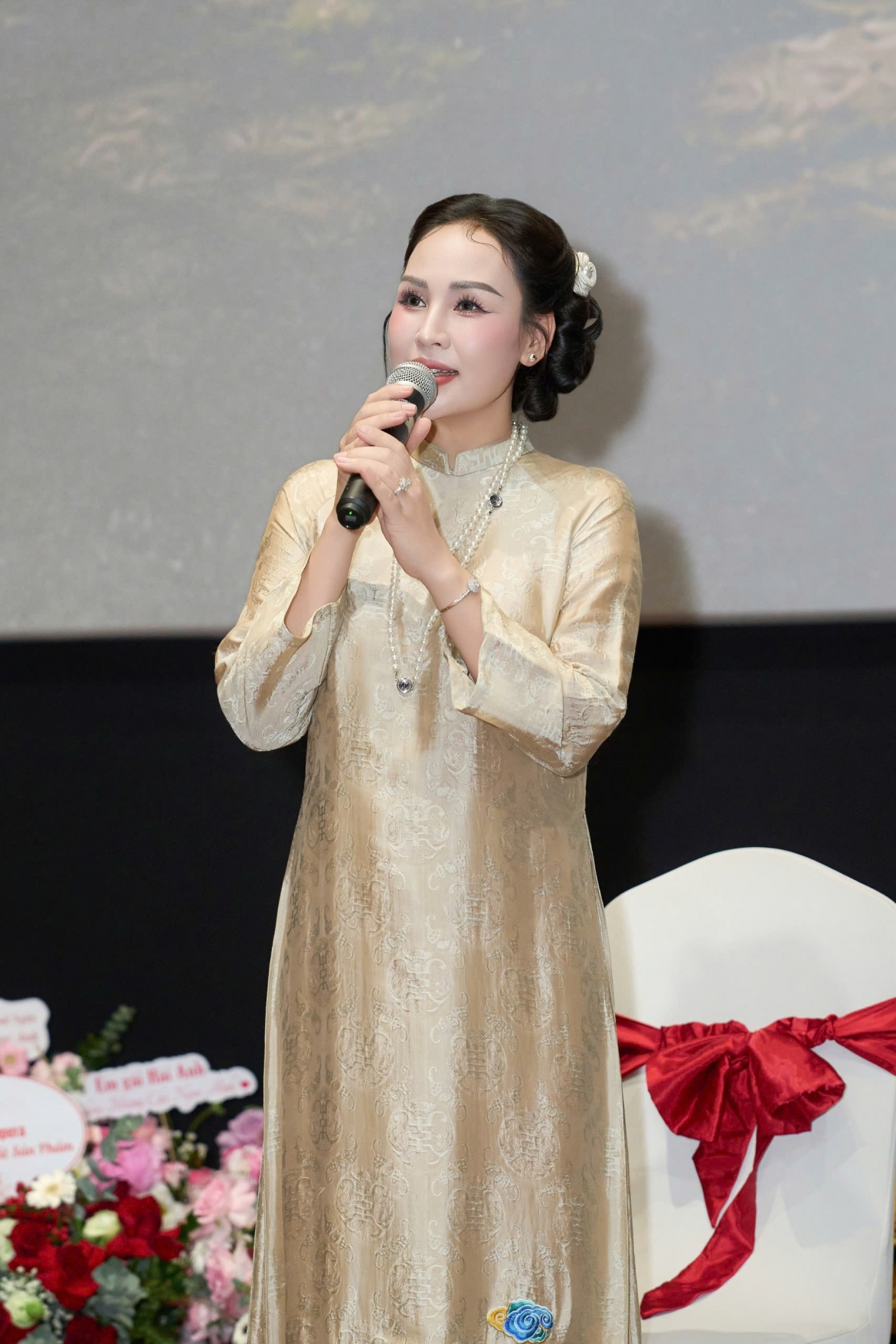 giai nhat tieng hat ha noi 22 tuoi vay tien bo me, co giao de lam album tien ty hinh anh 2