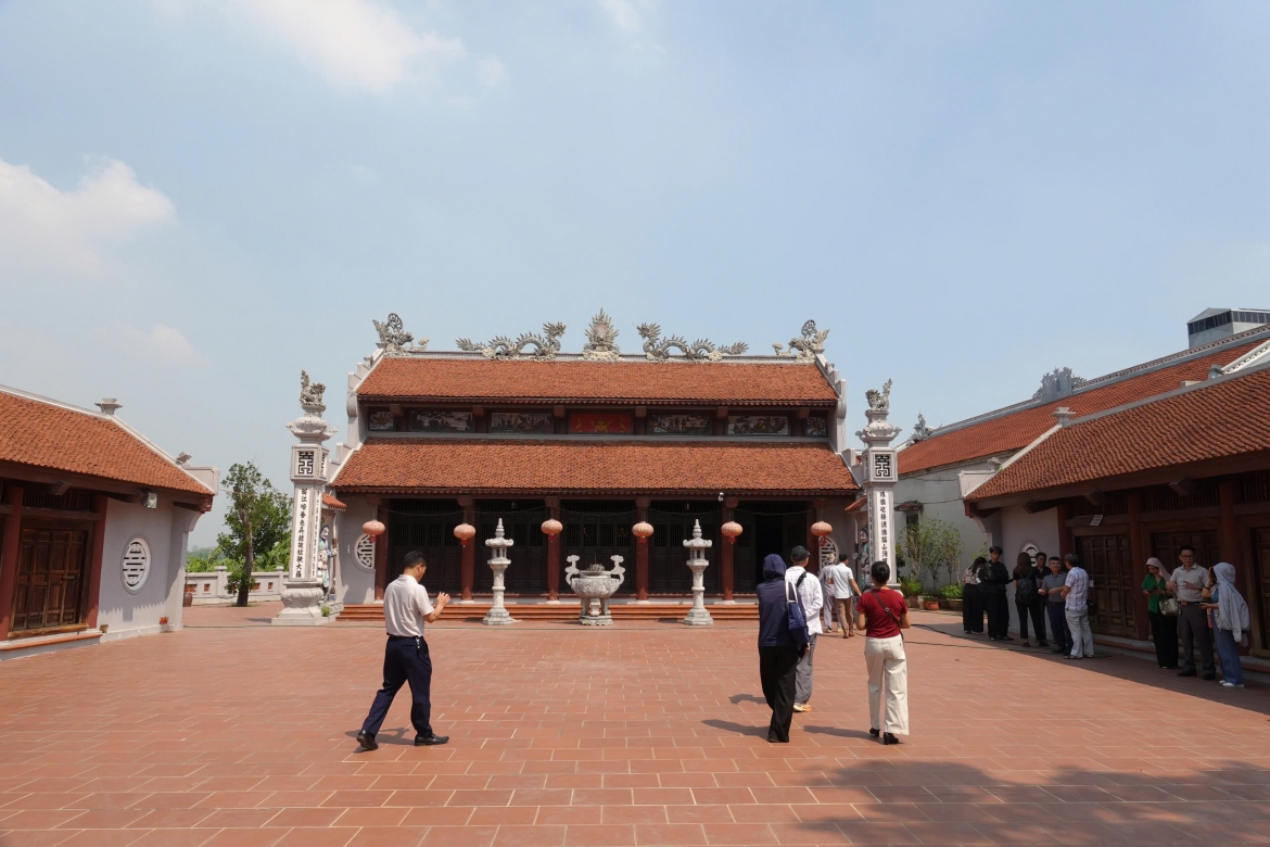 mot ngay o lang gom co kim lan, nghe chuyen nghin nam tu dat va lua hinh anh 1