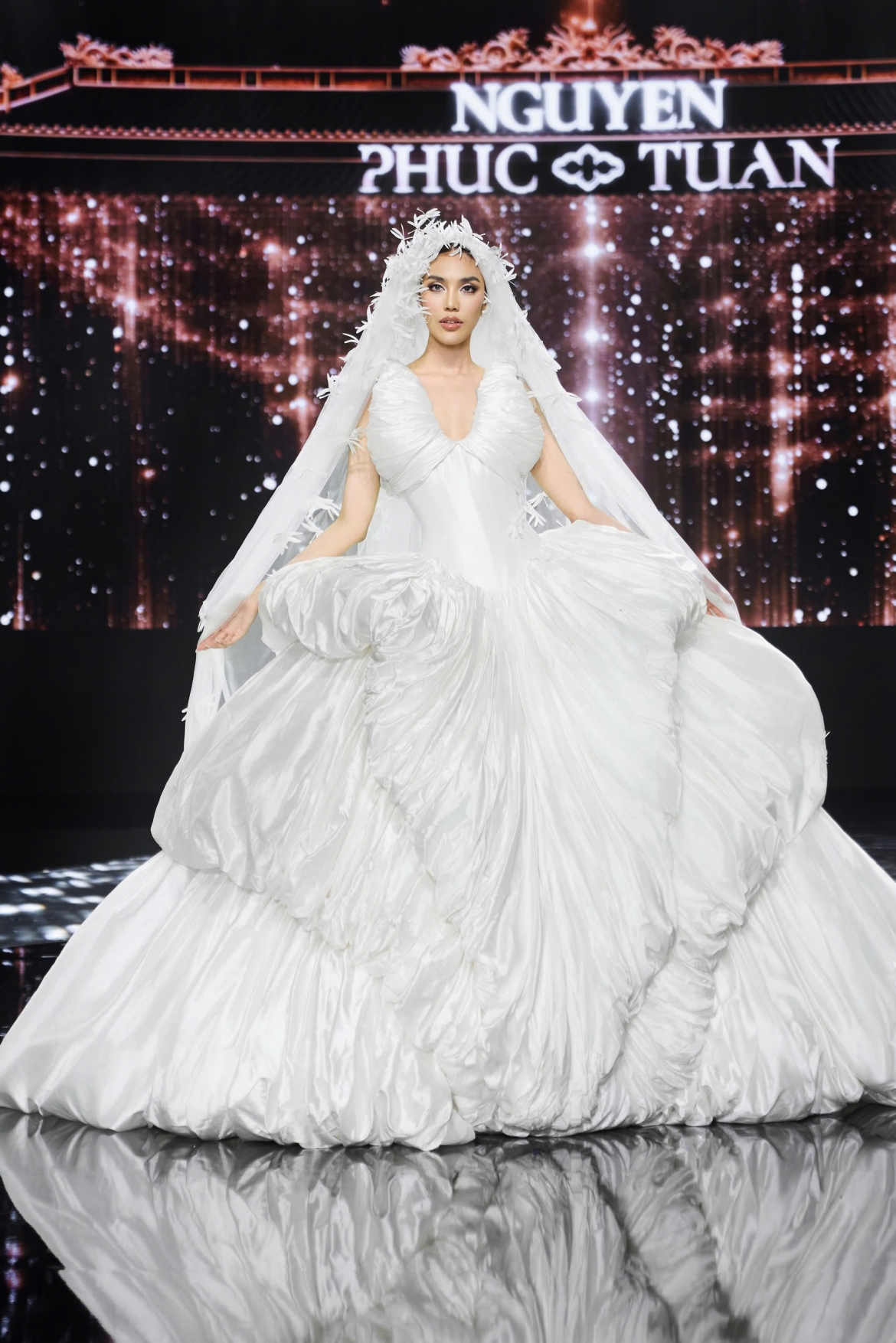 lua bao loc khong he lep ve tai paris fashion week hinh anh 4