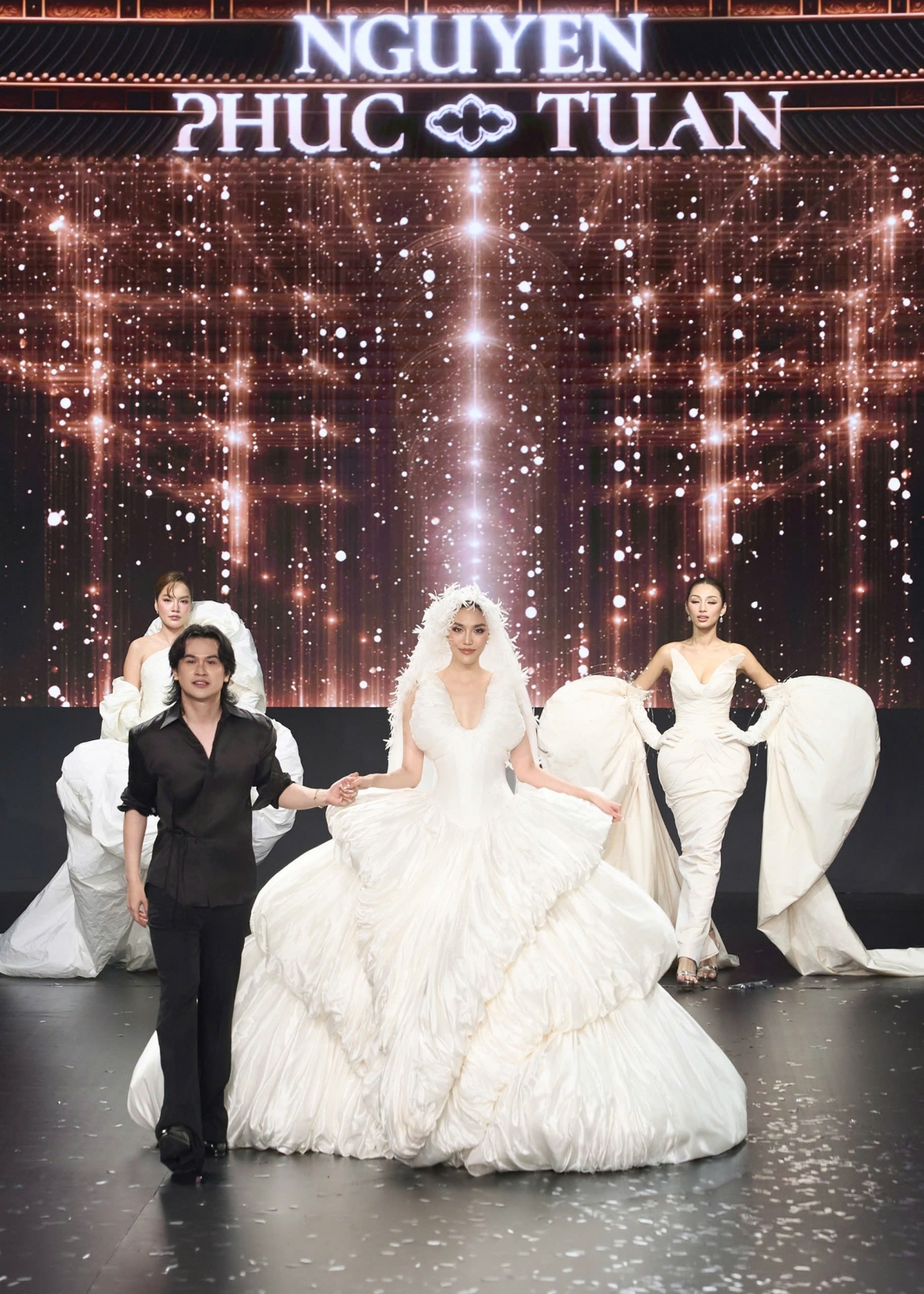 lua bao loc khong he lep ve tai paris fashion week hinh anh 2