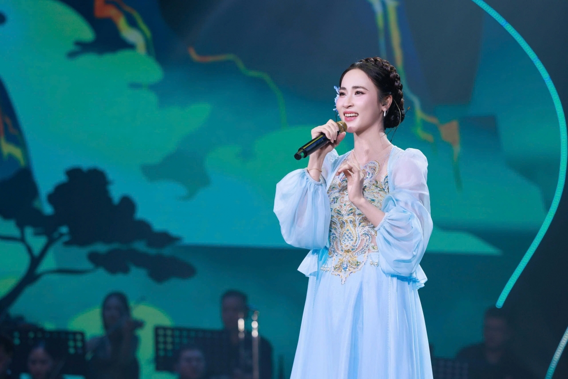 tan nhan - tan minh bat dong nhan xet thi sinh sao mai 2026 trong liveshow 2 hinh anh 2