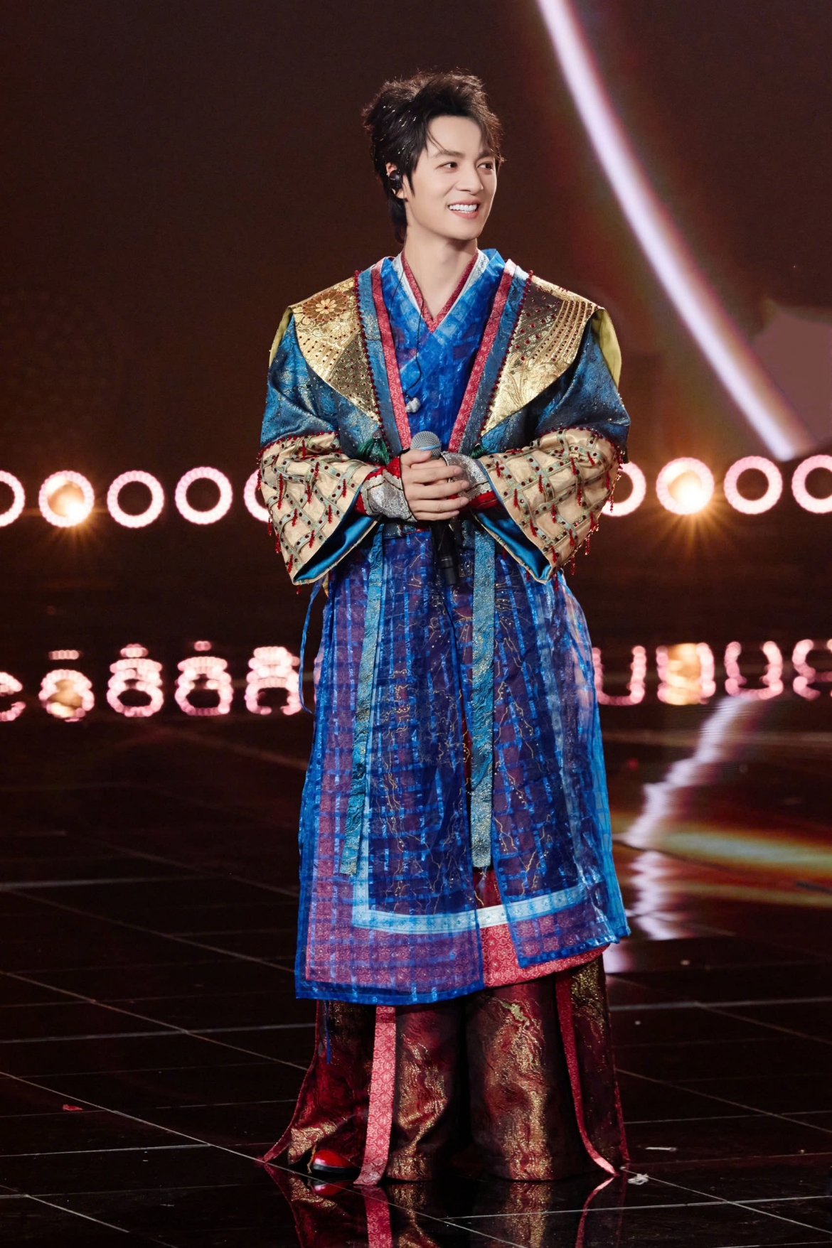 Dang khoi dua ly ngua o va cai luong len san khau quoc te hinh anh 3