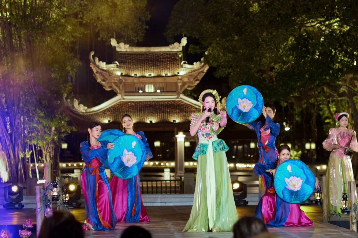 nu quan nhan viet nam dua lan dieu quan ho den abu song festival 2026 hinh anh 2