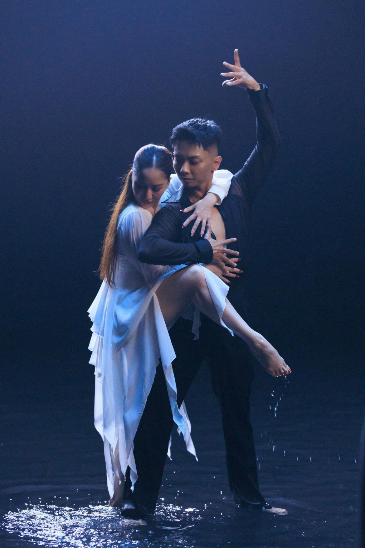 khanh thi - phan hien nga nhieu lan khi nhay suot 5 tieng tren san nuoc hinh anh 1
