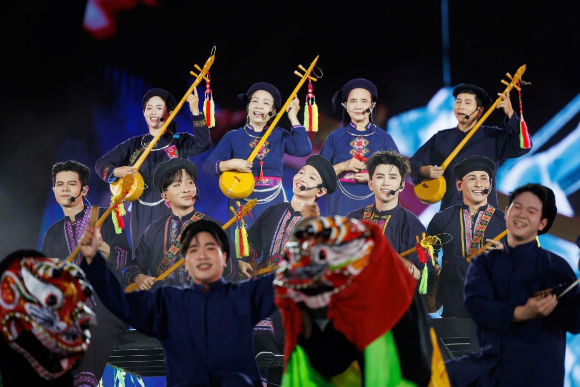 dan anh tai du day, mc anh tuan choi cello giua concert gan 50.000 khan gia hinh anh 6