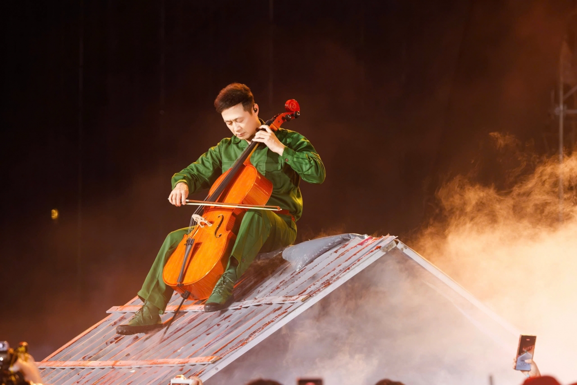 dan anh tai du day, mc anh tuan choi cello giua concert gan 50.000 khan gia hinh anh 4