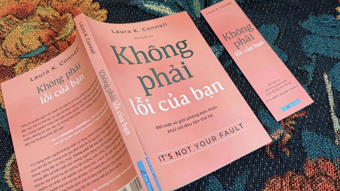 sach moi cua laura k. connell ban ve ton thuong va ranh gioi ca nhan hinh anh 2