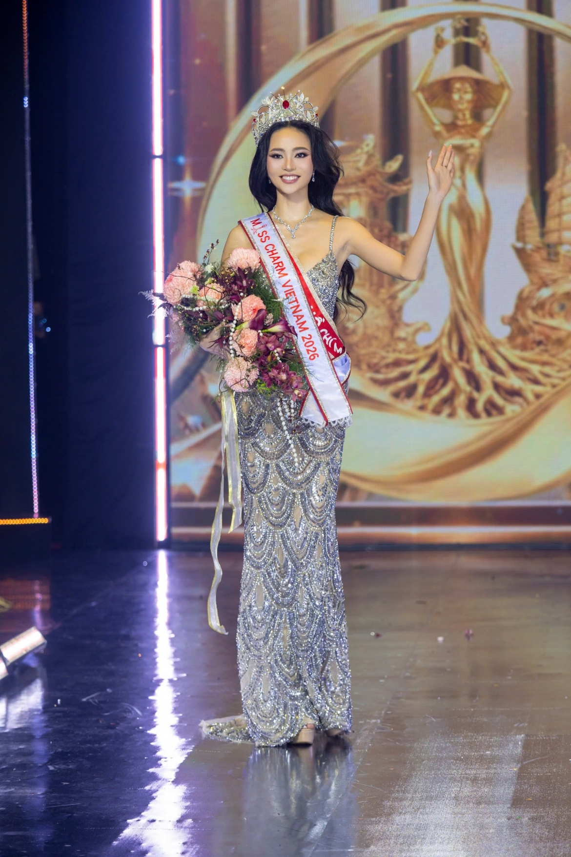 mc song ngu cao 1m77 dang quang miss charm vietnam 2026 hinh anh 2