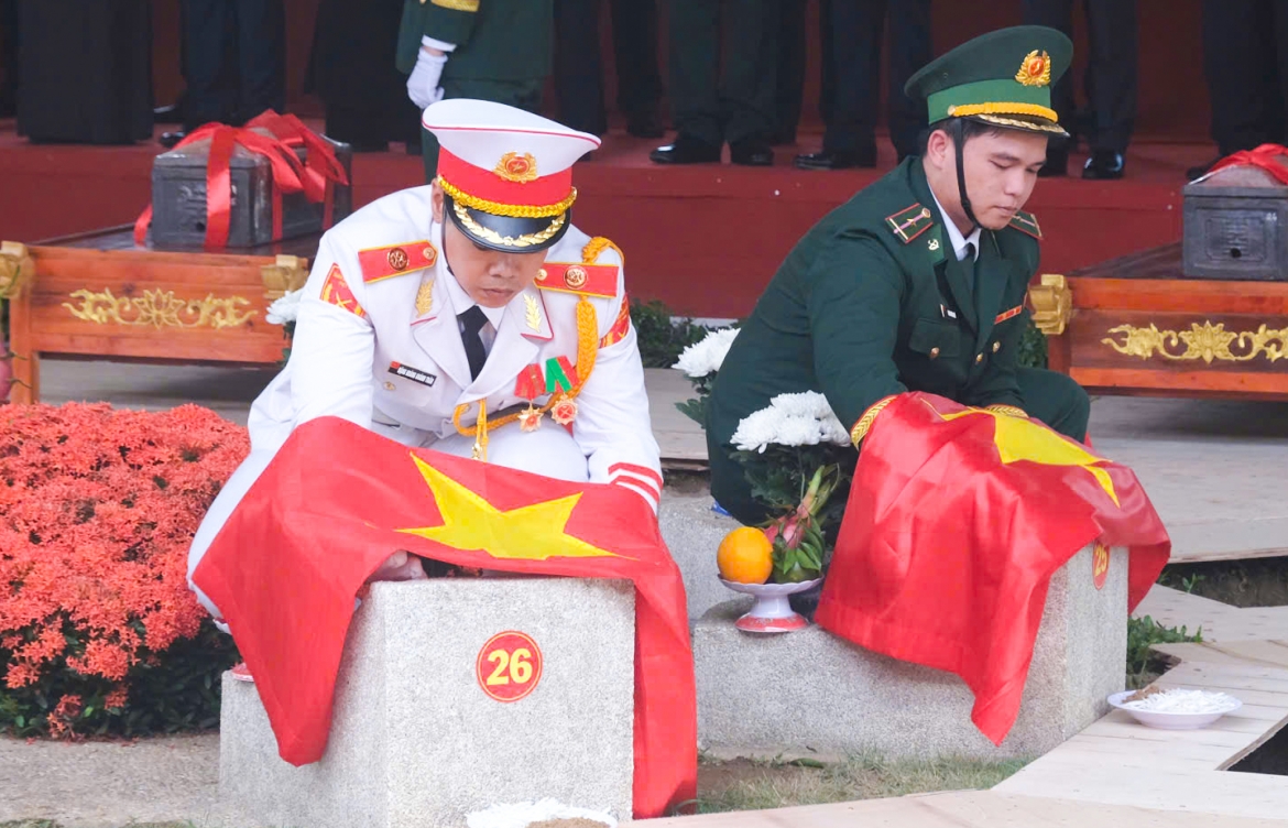 Tiểu quách hài cốt liệt sĩ đầu tiên được đưa vào vị trí an táng tại nghĩa trang liệt sĩ TP.HCM
