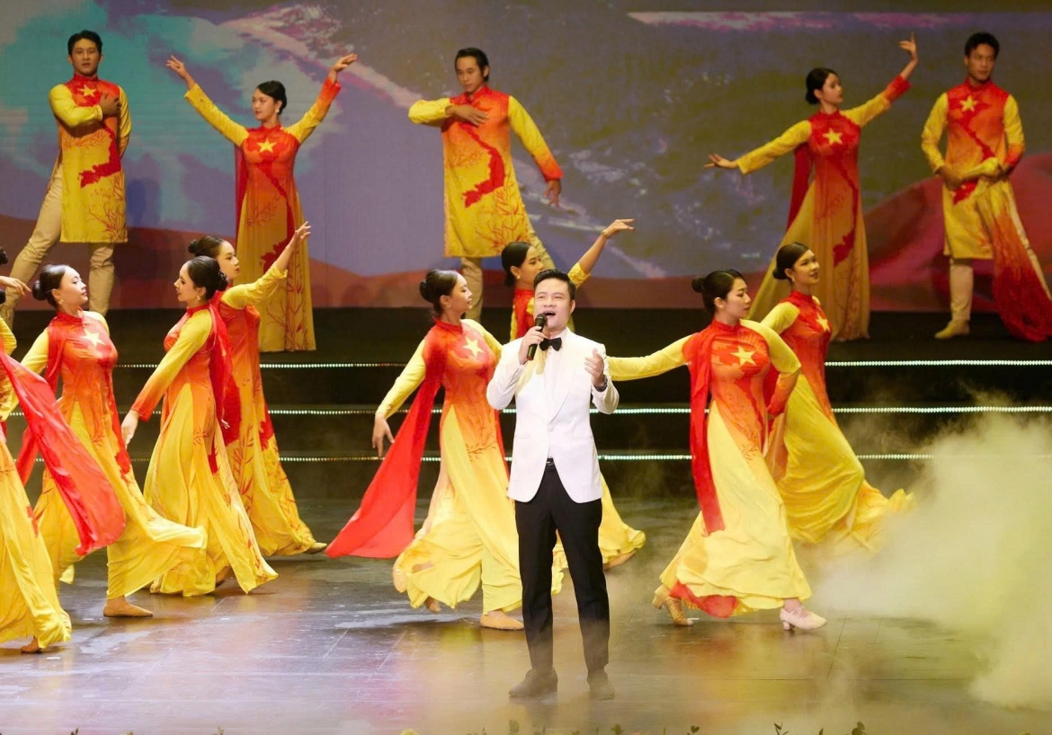 nsUt hoang tung hat ve ve dep binh di cua nguoi phu nu viet nhan 20 10 hinh anh 2
