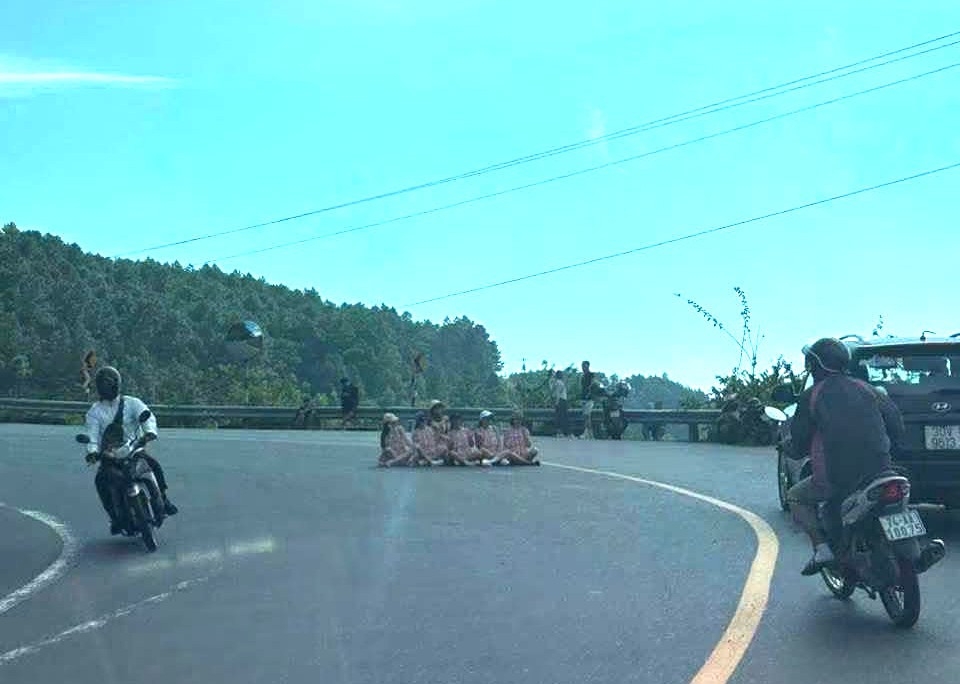 xac minh vu 6 phu nu mac dong phuc , ngoi bet giua khuc cua tren deo hai van hinh anh 1