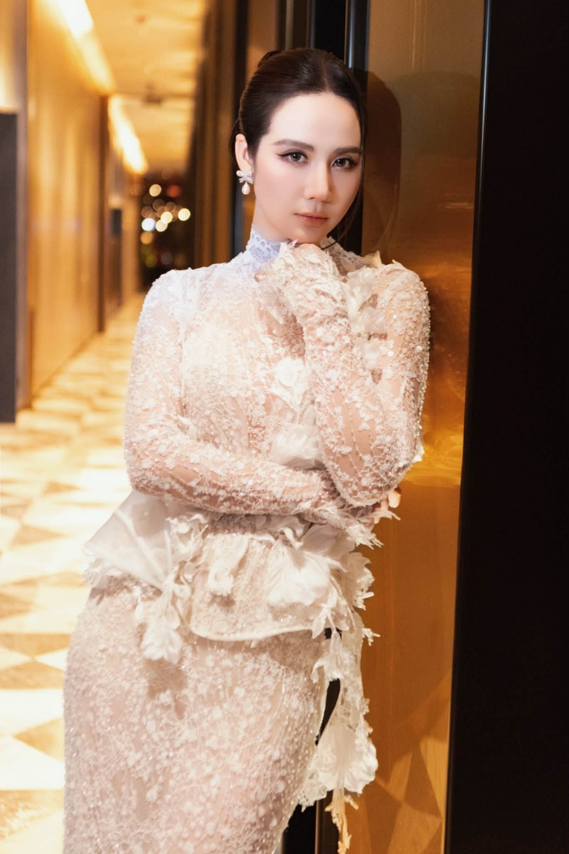 vai gai que cua huyen lizzie trong can nha khong mai che gay tranh luan hinh anh 5